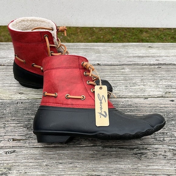 Duck boots. - Picture 4 of 8